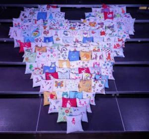 Podusie ułożone w serduszko