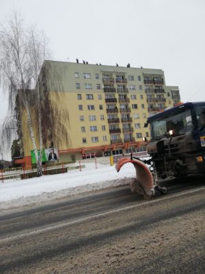 Pług odśnieżający ulicę.