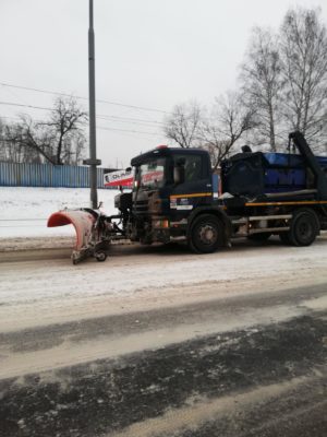 Pług odśnieżający ulicę.