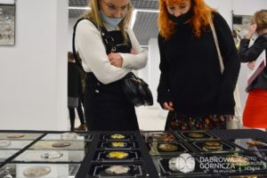 2021.12.01 DG - Galeria PKZ. "Sekrety Światła - Światłocienie" - wystawa prac studentów i pedagogów pracowni Witrażu i Szkła Artystycznego Instytutu Sztuk Plastycznych Uniwersytetu Śląskiego w Cieszynie. FOTO: Dariusz Nowak (nddg)