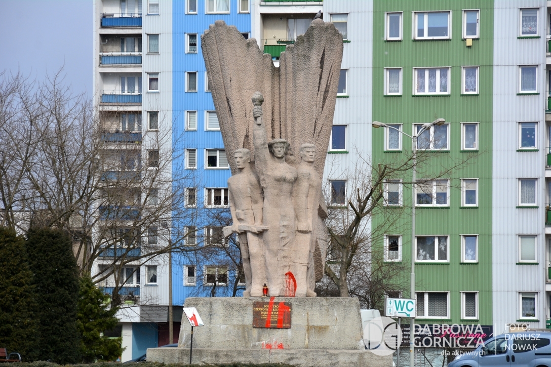2022.03.06 DG - Centrum. Plac Wolności. Dewastacja pomnika "Bohaterom Czerwonych Sztandarów". FOTO: Dariusz Nowak (nddg)