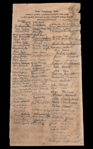 Zdjęcie pergaminu z nazwiskami fundatorów