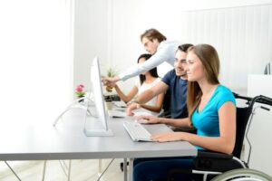 Osoby pracujące przed komputerem