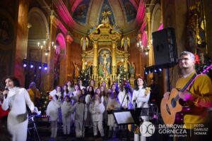 2022.12.26 DG - Gołonóg. ŚWIĄTECZNE KOLĘDOWANIE na Franciszkańskiej Górce. Scholka Antolka śpiewała dla Kacperka. FOTO: Dariusz Nowak (nddg)