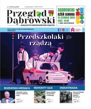 Pierwsza strona majowego wydania miesięcznika Przegląd Dąbrowski. Na głównym zdjęciu grupa przedszkolaków ubranych w koszule, muszki i kapelusze, stojących przy kartonowym samochodzie na scenie podczas przedstawienia.