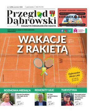 Okładka magazynu "Przegląd Dąbrowski" z napisem „Wakacje z rakietą” na tle kortu tenisowego oraz informacja o Dąbrowskiej Akcji Lato.